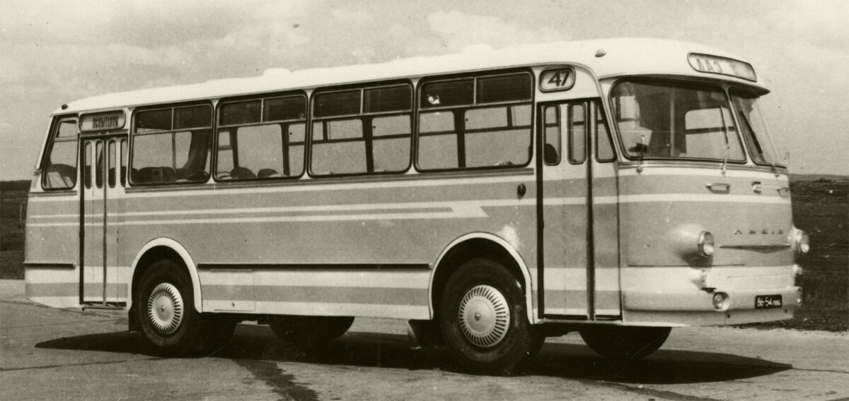      В 1956 году с конвейера Львовского автобусного завода сошел первый автобус, который получил название ЛАЗ-695. За прототип был взят немецкий автобус под названием Магирус.-2