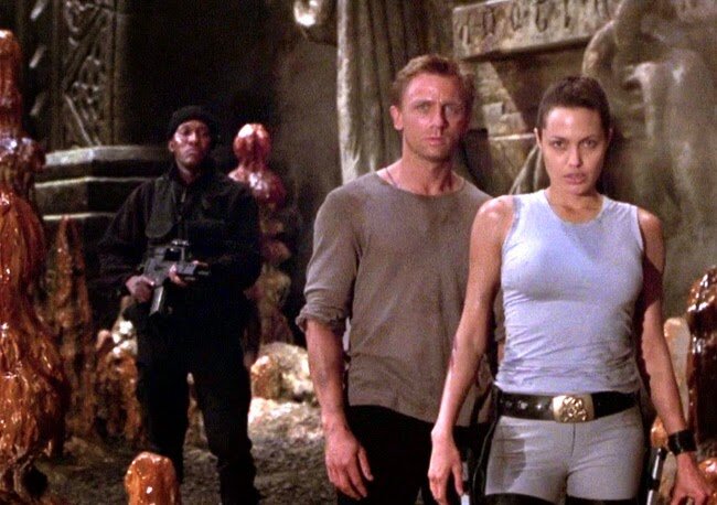 Пускай Анджелине Джоли не довелось побывать девушкой Бонда, зато самому Крэйгу довелось побывать мальчиком Лары Крофт. И кто из них после этого круче? 