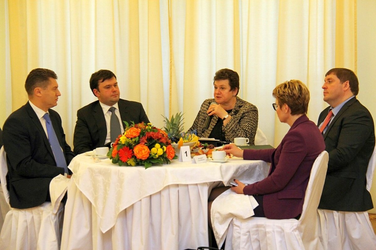 Слева направо: Сергей Бородин, Алексей Марченко, Светлана Орлова, Елена Мазанько, Дмитрий Хвостов. Фото — пресс-служба АВО