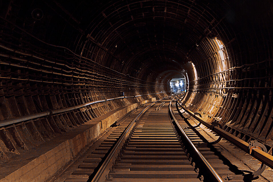 Underground system. Стена тоннеля метро. Портал в тоннель метро. Московское метро диггерство. Подземка.