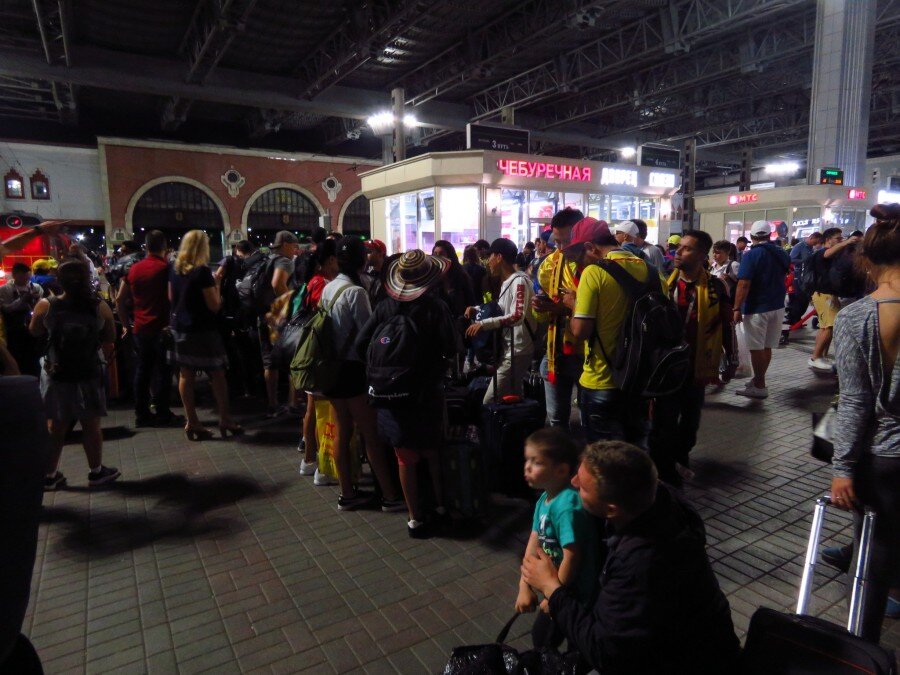 18  июня, вечер. Казанский вокзал переполнен колумбийцами, едущими матч в  Саранск. Среди них мелькают их будущие соперники японцы, с которыми те  уже братаются.


