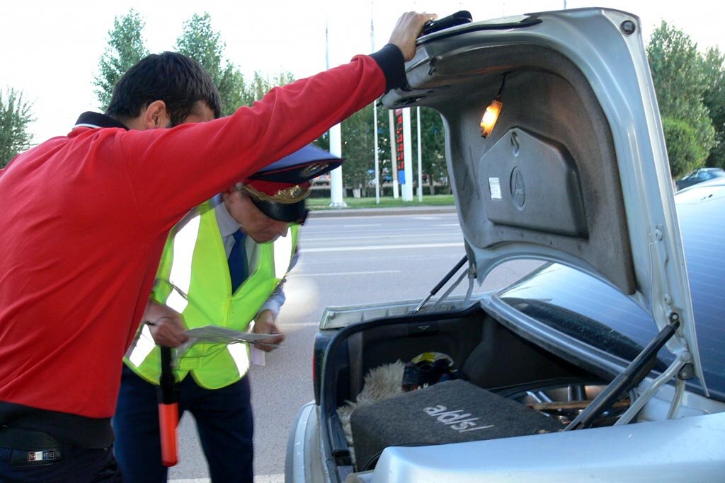 http://www.allcarz.ru/gaishnik-prosit-otkryt-bagazhnik/