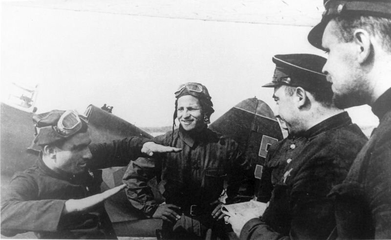 Лётчики 13-го истребительного авиаполка ВВС КБФ обсуждают приёмы ведения воздушного боя. // Фото: waralbum.ru