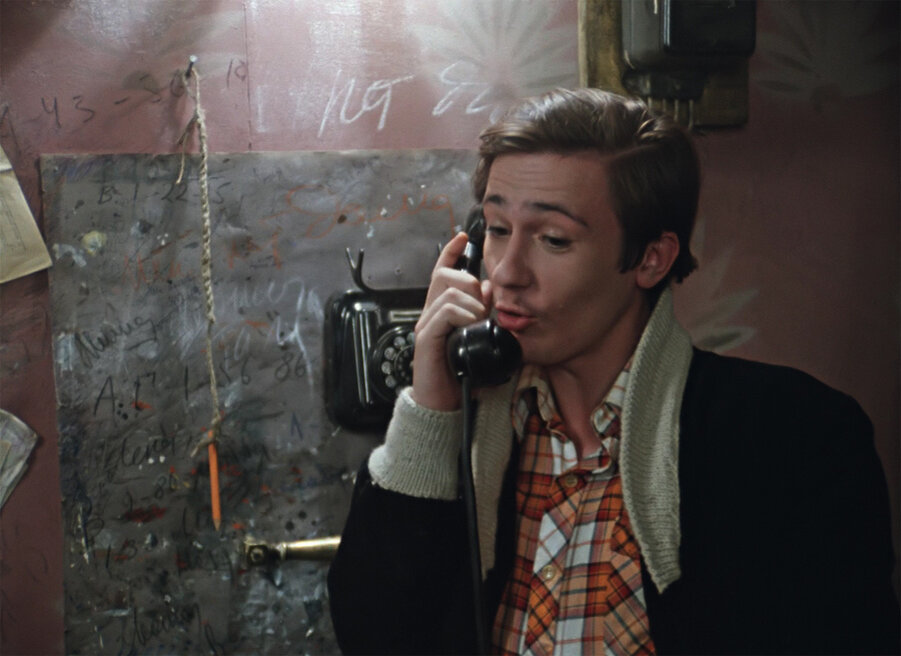 Кадр из фильма "Покровские ворота". Олег Меньшиков беседует на фоне своеобразной книги контактов коммунальной квартиры.