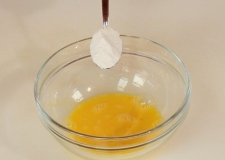 Шаг 1 Взбиваем яйцо, добавляем муку.