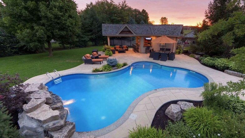 Пример построенного открытого бассейна