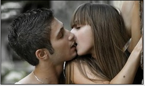 Видов поцелуев – великое множество, поэтому бывает трудно определиться, как именно нужно целоваться. Не стоит особо переживать по этому поводу, поскольку существует несколько советов, чтобы вам сопутствовал успех.  Постарайтесь вести себя позитивно и дружелюбно. Не закрывайте своё лицо руками, и руки не скрещивайте на груди. Одним словом, будьте раскрепощены и соблазнительны для своего партнёра.Постарайтесь уловить настроение партнёра. Прежде чем поцеловать, убедитесь, что к вам также неравнодушны.Не теряйте визуального контакта. Смотрите на губы партнера.
 Советы – советами, а если посмотреть видео как правильно целоваться, всё станет гораздо яснее. Главное, что поцелуи приносят неоценимую пользу здоровью, например:
 Поцелуй увеличивает сердцебиение, что способствует улучшению кровообращения и обмену веществ.Развиваются лёгкие, поскольку в момент поцелуя количество вдохов увеличивается вдвое-втрое.Отличная гимнастика для лица, так как задействуются при этом большое количество мышц лица.Расход калорий. Ежедневные поцелуи помогут избавиться от лишних килограммов;Поцелуй – лучшее лекарство от стресса, переутомления и хронической усталости.Поцелуй оказывает благотворное влияние на работу мозга: улучшается память и концентрация.
 Учёные уже давно установили тот факт, что во время поцелуя в кровь происходит выброс гормона эндорфина. В народе его называют гормоном радости или счастья. Отсюда и сделаем заключение: чаще целуйтесь – и ваша жизнь заполнится незабываемыми моментами и счастьем! 