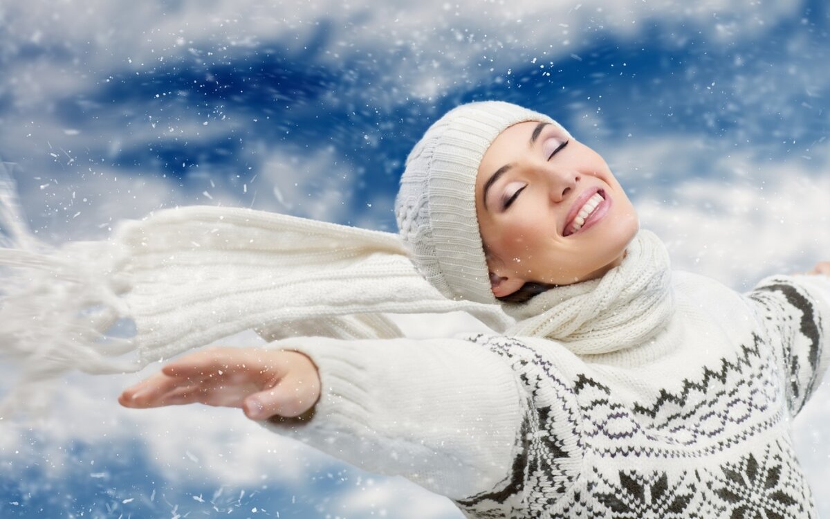 Женщина в сугробе. Девушка зимой в снегу. Радость зимой. Счастливая девушка зимой. Фотосессия на снегу.