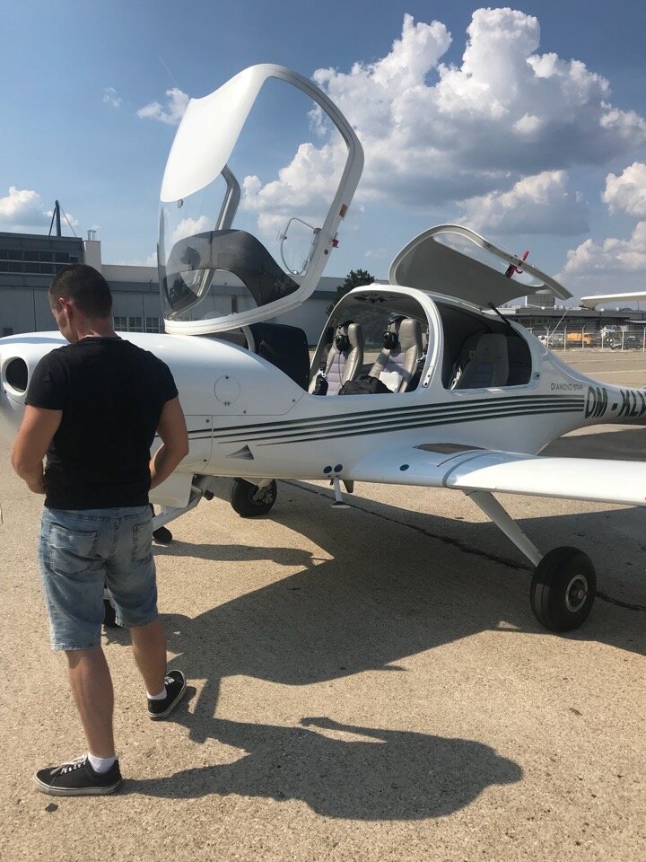 В жизни все выглядит чуть более прозаично. На фото самолет Diamond DA40 и пилот Виктор.