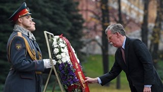 © РИА Новости / Валерий МельниковПерейти в фотобанкБолтон в ходе визита в Москву возложил цветы к Могиле Неизвестного Солдата"Главное, конечно, это то, что Болтон и его коллеги с российской стороны проинформируют президента о тех обсуждениях, которые имели место накануне и сегодня в первой половине дня", — отметил Песков.