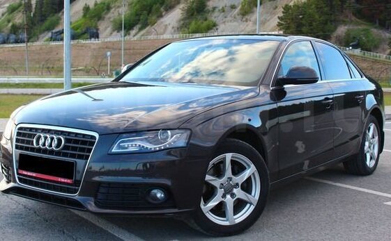 Ауди а 4 выход обновленной модели 4 поколения начался в конце 2007 года.укопмлектовывалась не маленькой линейкой двигателей:1.8,2,27,3,3.2 самые проблемные моторы это -с турбонаддувом 1.8 TSI и 2.0 TSI, разработчики создали не очень удачную поршневую в следствии чего у автомобиля жесткий масложор 1.5 на 1000 км,при агрессивной езде до 2литвор.