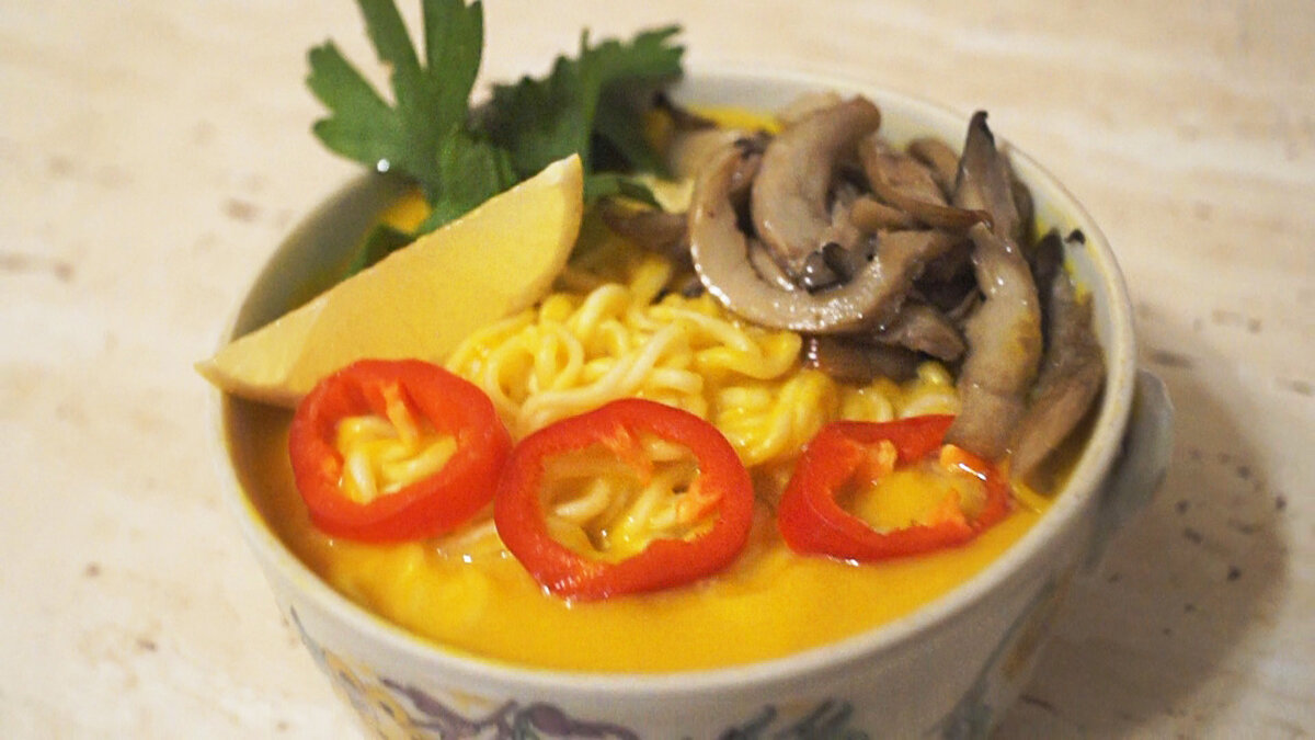 Как приготовить лапшу быстрого приготовления вкусно или как можно прокачать бомж пакет? Все же уже знают , что бомж пакет можно прокачать , апгрейдить и сделать его в разы вкуснее. Сегодня фантазия на тайскую тематику, а именно суп пюре из тыквы на кокосовом молоке и с тайской карри пастой. Ну и конечно же доширак, а еще всякие топпинги. Короче это рецепт очень интересного приготовления супа с использованием бомж пакета. Но скажу сразу, можно готовить с рисовой или пшеничной лапшой, а можно вообще без лапши, так как этот суп  итак самодостаточен.