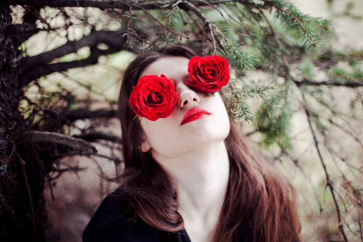 Многие девушки и женщины наивно полагают, что только модельная внешность даст им весомый шанс на безбедное существование и счастливое замужество без ссор и измен. В ожидании принца они без устали совершенствуют свою фигуру, сидят на голодных диетах, усиленно подкачивают попу, посещают тренинги, обещающие научить, как привлекать и удерживать мужчин. Но ведь при этом вокруг столько страдающих от одиночества красивых и успешных женщин, а ничем не примечательные простушки умудряются купаться в лучах любви и обожания. Вы никогда не задумывались, почему? Возможно, потому, что в своей борьбе за счастье они не пренебрегали магическими чарами?