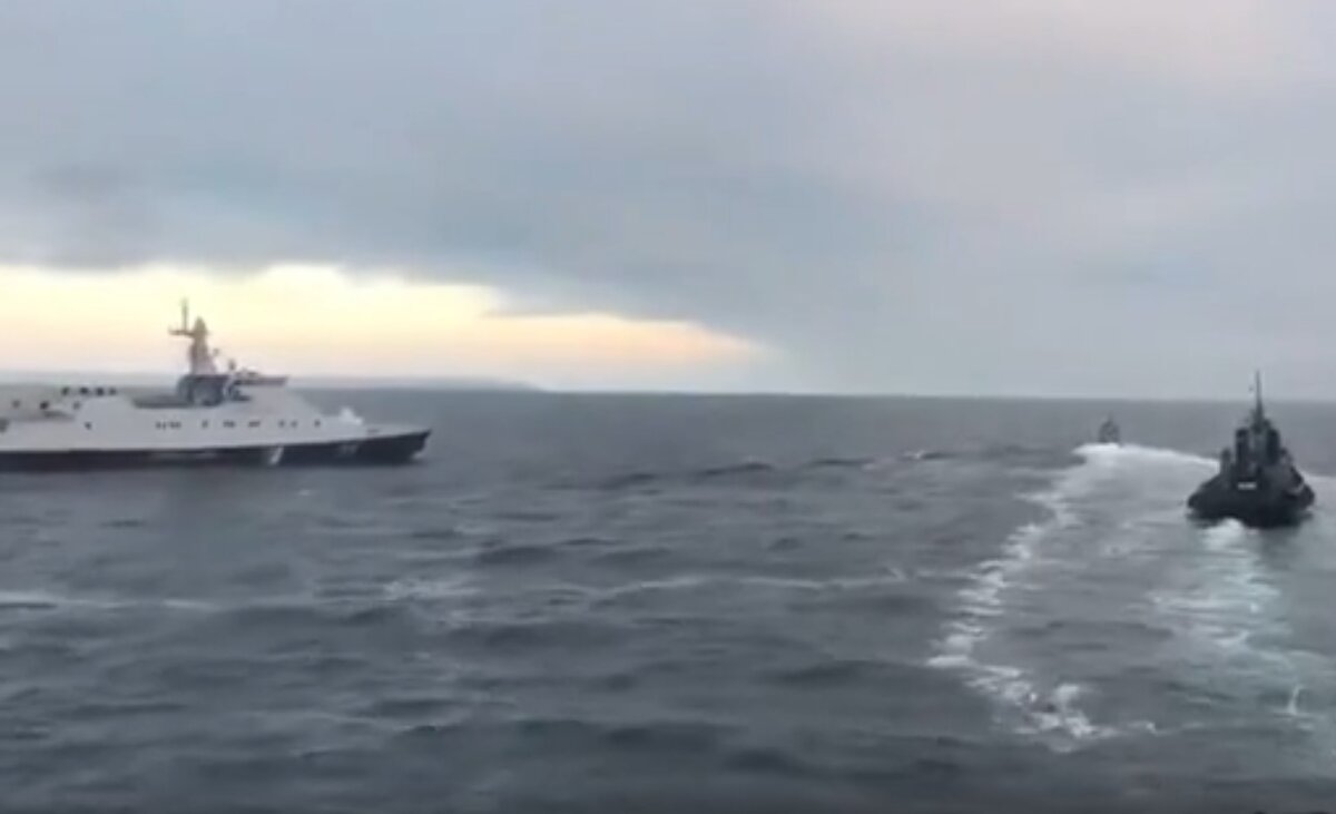 Скриншот видео, снятого с корабля ФСБ России 