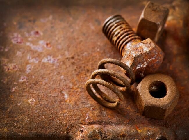 Заржавевшие болт, гайка и пружина