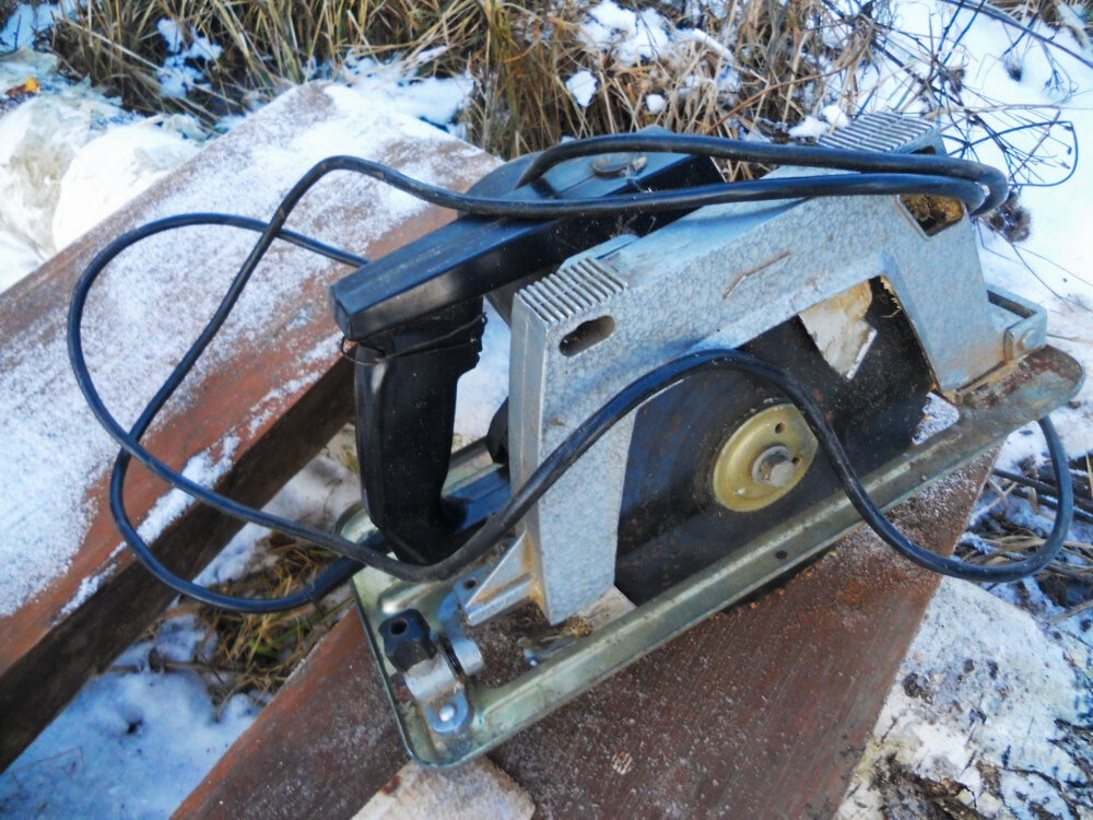 Советская циркулярная пила. Год выпуска неизвестен.