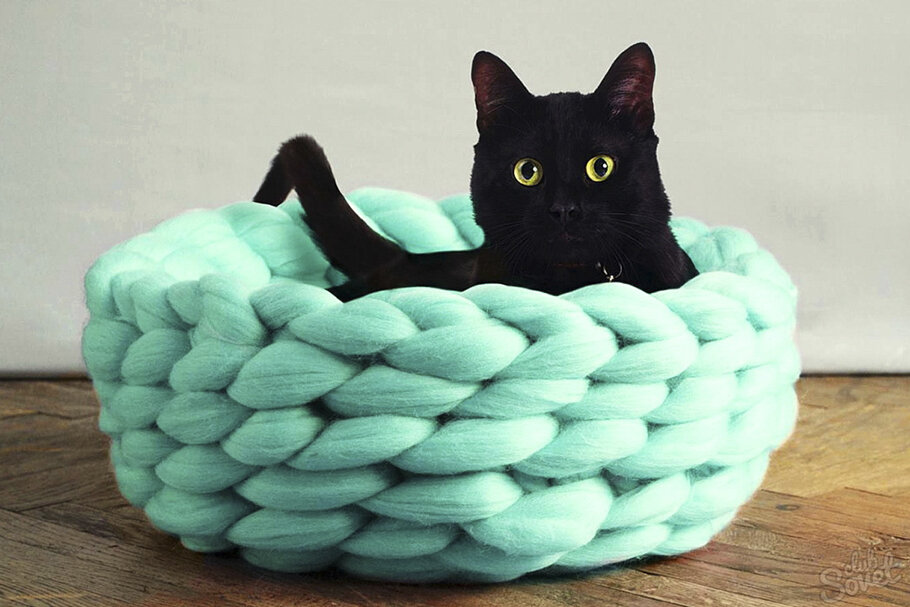 Кошачий диванчик, собранный на ленточные бантики