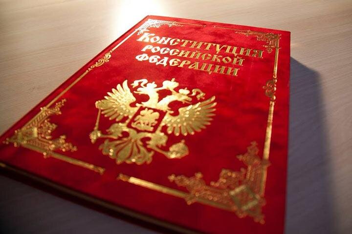 Председатель хакасского парламента Владимир Штыгашев публично признался, что выступал против принятия Конституции. Признание так символично прозвучало в день ее 25-летия. 
В Кремле в этот день прошел торжественный прием, на который парламентарий был приглашен, как и глава Хакасии. Так как праздничное мероприятие совпало с проведением сессии, Штыгашев остался в республике. По крайней мере именно так он объяснился перед собравшимся накануне парламентом.

Глава Хакасии принимает участие в торжественном приеме в Кремле

Напомним, Конституция Российской Федерации была принята всенародным голосованием 12 декабря 1993 года. И Владимир Штыгашев хорошо помнит это время:

    «Вообще, я ее хорошо помню. Я выступал против этой Конституции, поскольку ее на коленке приняли после расстрела парламента из танковых орудий через два месяца. Пока еще народ в страхе был. Вообще, в любой цивилизованной стране на коленке Конституцию не принимают. Но народ ее принял, и мы должны считать за честь, что это наш основной закон, и мы должны им руководствоваться».

Пользуясь случаем, парламентарий обратился к депутатам с новогодним поздравлением:

    "Ну и новогодние поздравления - чтобы удача больше сопутствовала, чтобы вы любили больше своих близких и родных, а они вам этим же отвечали. А самое главное - бескорыстно любите. Любовь движет вообще всем в мире, в космическом пространстве. Любовь вечна. Когда мы научимся любить грязных, холодных, убогих, нищих, тогда мы достигнем высот. Успехов, удачи и большой любви в этом и наступающем году».

Красноречивое выступление - в видеоматериале 19rus.info: