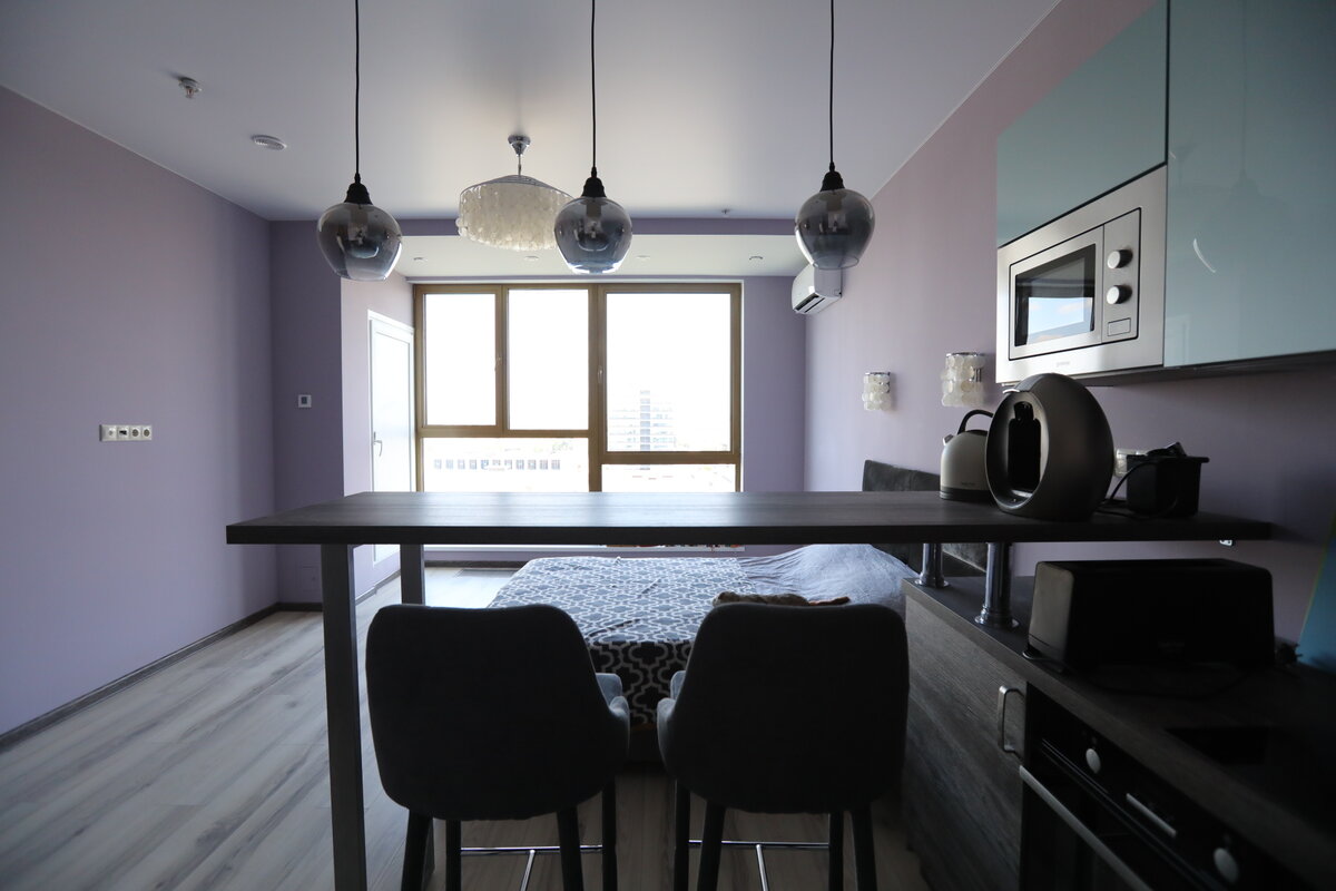 В той части, где видна белая дверь, и до середины окна располагалась лоджия, от которой мы отказались