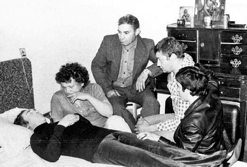 Возле тела В. Высоцкого слева направо: В. Янклович, В. Туманов, В. Абдулов, сын Туманова — Вадим.