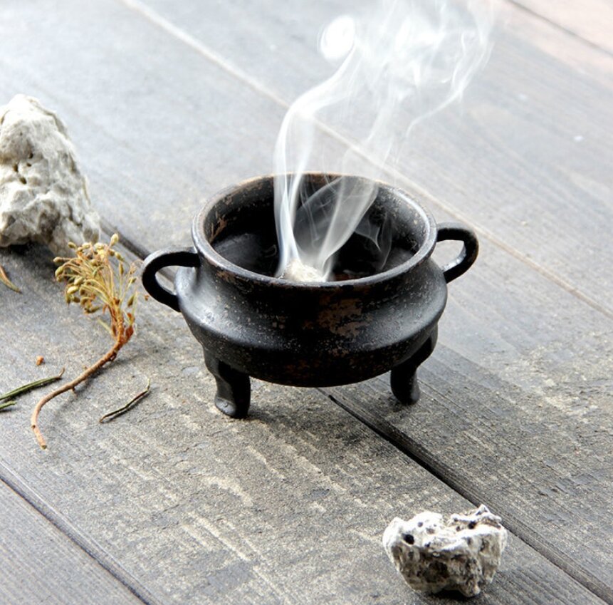 Если нет курильницы, возьмите глубокую чашку. А ладан и мирру можно купить в иконной лавке при любой церкви.