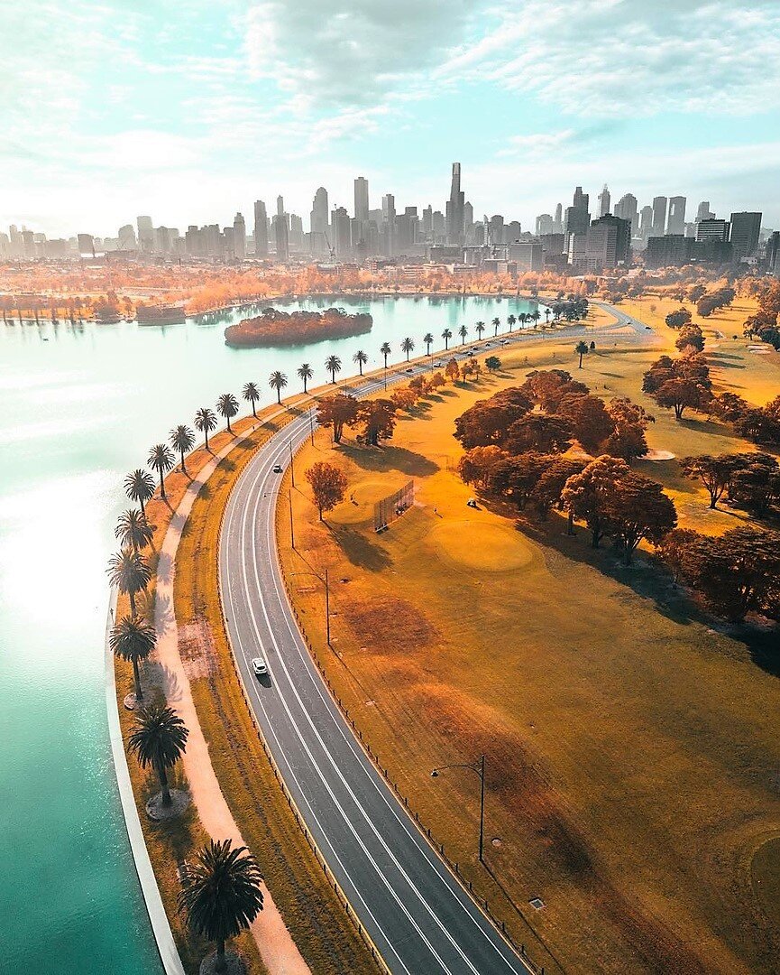 Несмотря на то, что его площадь составляет 237,6 тыс. км² и занимает всего лишь 3% австралийского континента, здесь проживает около четверти всех жителей страны — 5,496 млн. человек (по данным 2009 года). Стоит отметить, что этнический состав населения Виктории весьма пестрый, что связано с двумя волнами иммиграции, которые пережил в свое время штат. Первую из них вызвала «золотая лихорадка», вспыхнувшая в 1851 году, которую спровоцировало открытие богатых месторождений золота, вторая же случилась после окончания Второй мировой войны. Своим названием штат обязан английской королеве Виктории. Именно она в середине 19 века прислушалась к просьбе предприимчивых жителей Мельбурна, входившего в то время в состав Нового Южного Уэльса, и разрешила основать новый независимый штат со столицей в городе. 