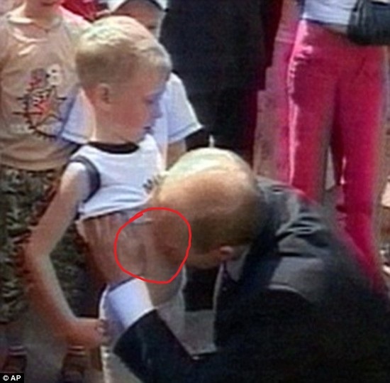 2006 год. Путин целует мальчика в живот.
