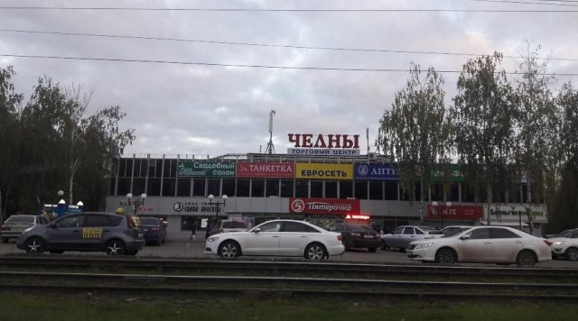 что-то вроде этого ТЦ, только вместо "пятерочки" магазин типа "Вкусняшка" 