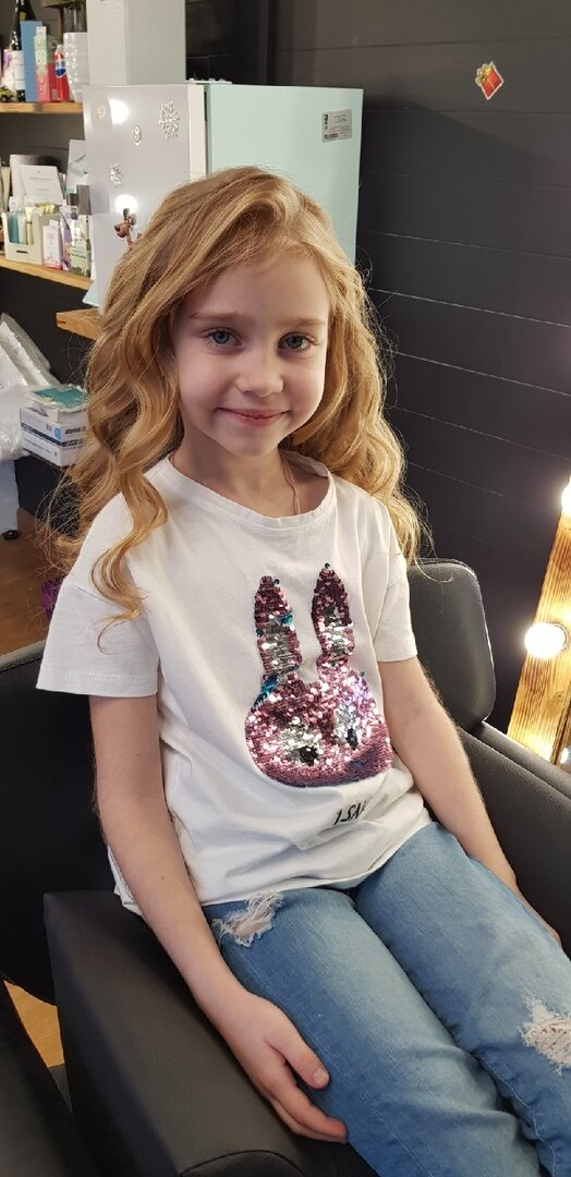 •	Пришло время подстригаться и я снова начала думать куда мне пойти. Мой прошлый опыт стрижки в Адлере не слишком большой (пару раз подравнивала волосы), поэтому я задалась целью найти какой нибудь приличный салон, так как на этот раз хотелось модельную стрижку и ошибиться было нельзя!  
