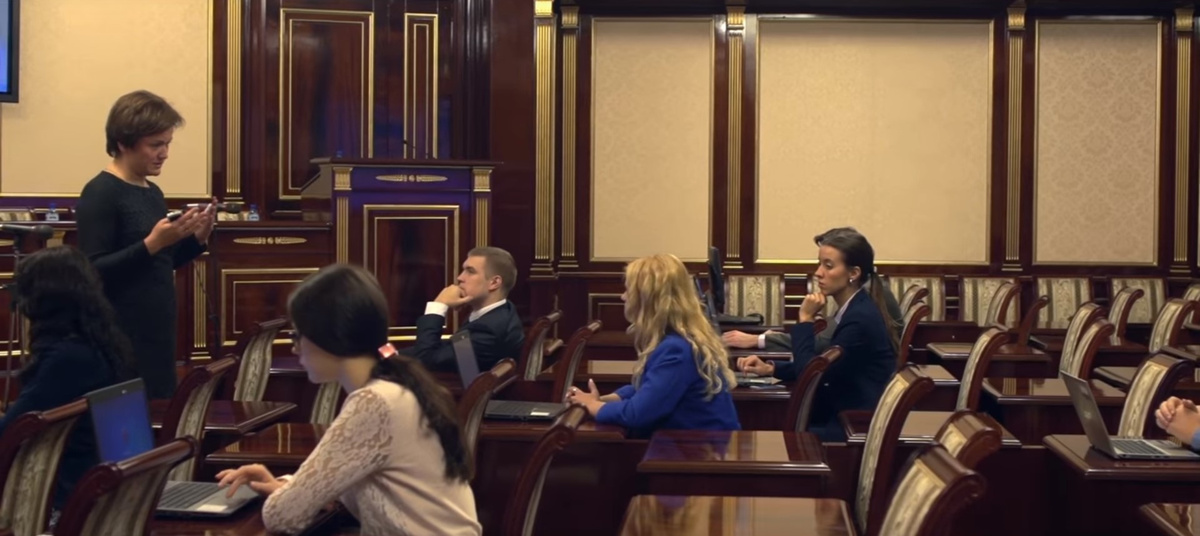 Участники конкурса на замещение вакантной должности проходят тестирование.Кадры из фильма «Как поступить на государственную гражданскую службу Ленинградской области»