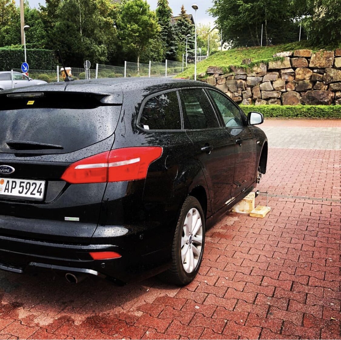 Машина с пробитым колесом на стоянке супермаркета вызывала разные эмоции у приезжающих сюда коренных жителей. Чаще всего, это было искреннее удивление. Видимо они совсем отвыкли от него. 