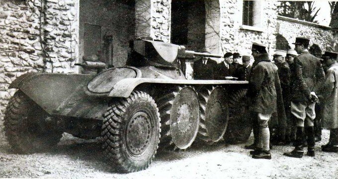 В 1938 году был разработан Panhard 201 - уже с колесной формулой 8х8, которая решала вопрос проходимости. Но начало войны заставило отложить проект