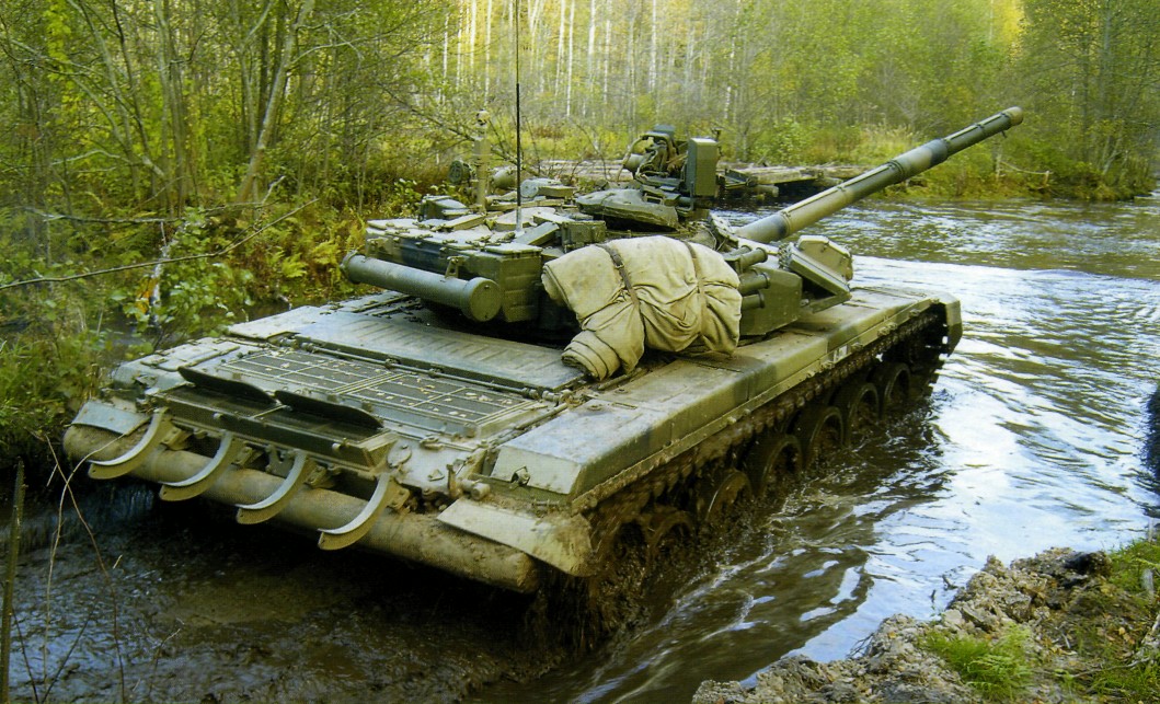 Почему топливные баки российских танков находятся снаружи?