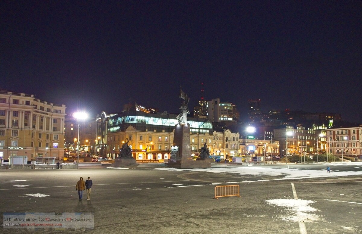 1. Существует известная история про писателя Ги де Мопассана и Эйфелеву башню. В которой говорится, что Мопассан не любил указанную башню, но каждый день приходил на нее обедать, а мотивировал тем, что “это единственное место, откуда не видно этого чудовищного сооружения”