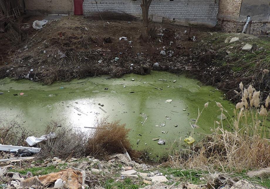 Вода в подземных реках и озерах. Грязный водоем. Грязная вода в болоте. Тухлая вода.