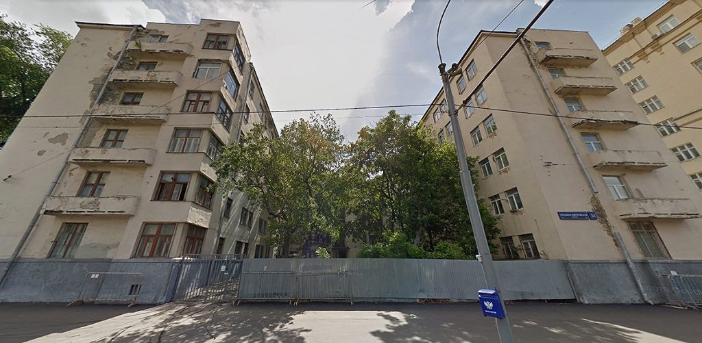 Здание из восьми корпусов представляет собой памятник конструктивизма