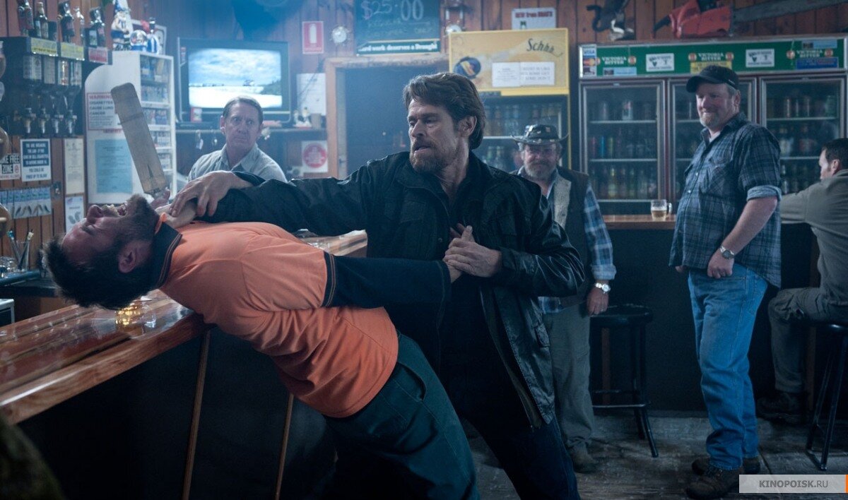 - Да погоди ты, не дергайся!  Сейчас поставлю я твой кадык на место - будет как новенький! 