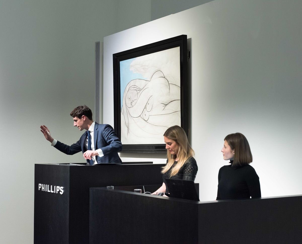Аукционист Phillips Генри Хайли во время продажи картины Пабло Пикассо «Спящая». Фото: courtesy of Phillips.