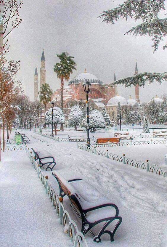 Айя-София в снегу.