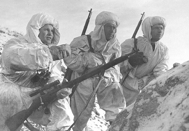 Василий Зайцев (слева) объясняет новичкам новое задание. Взято из свободных источников.