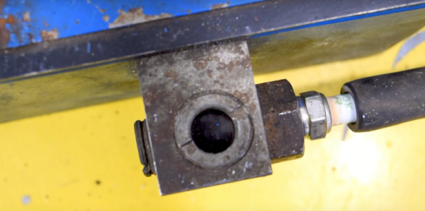 Давление 12 атмосфер искры не видно, но слышны простукивания.