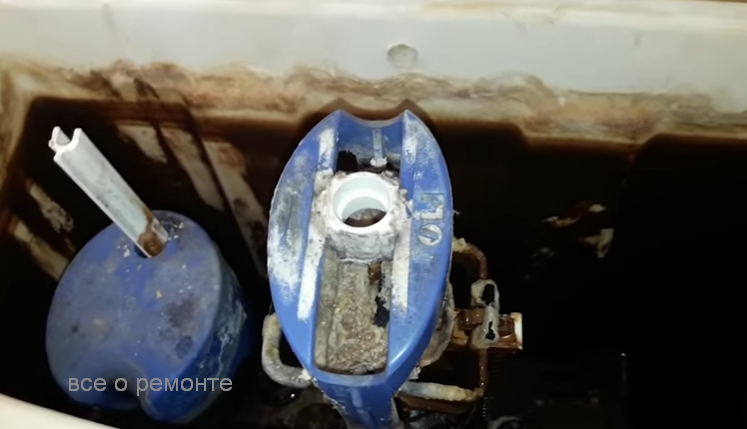 Именно такой бачок будем чистить.