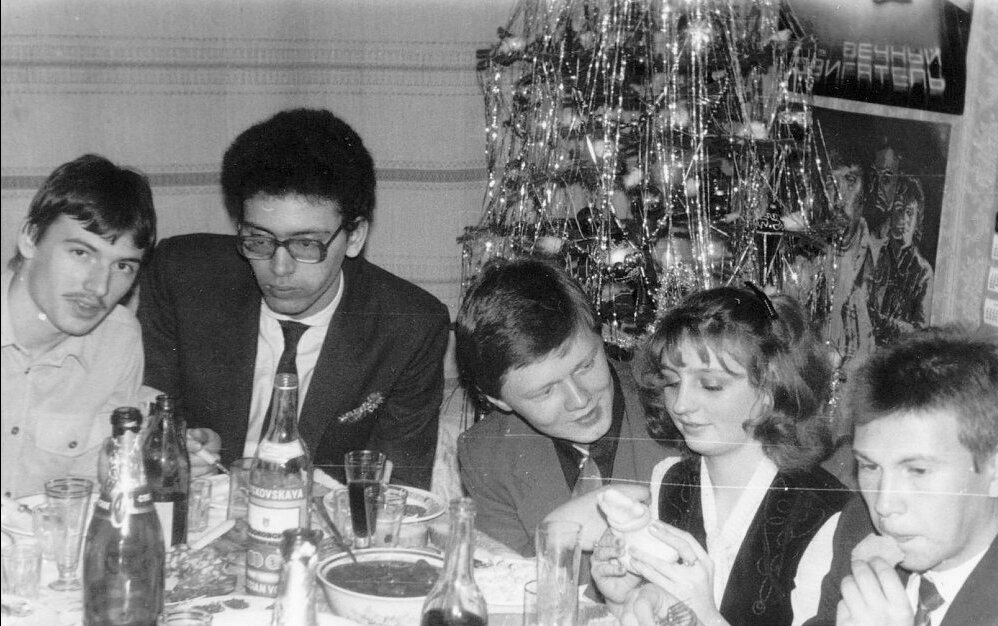 
О Ткацкой фабрике знал с детства, но по-взрослому попал туда в 1961 году. Встречал Новый год. И мне было 16 лет. А, было ли? Это спорный вопрос. 
У нас была компания мальчики и девочки, уже не дети, но ещё не взрослые. Одна из девчонок почему-то жила в общежитии ткацкой фабрики? А с жильём тогда было тяжко, особенно для нашего возраста. И мы решили по-взрослому отметить Новый год в этом общежитии. Я был самый старший, но даже я не знал, как встречать Новый год. Дом этот располагался как-то слева от улицы Петра Алексеева, в глубине по направлению к проходной. Был он трёх или четырёхэтажный, цвета народного, толи грязно-жёлтый, толи грязно-зелёный. Помню двери были распашные на рессоре. Зима, кто чужой входил слышали все. Купили продуктов, вина для страсти и веселья, и собрались 31 числа. Хорошо помню большие коридоры и деревянные скрипучие полы, они были покрашены и блестели при тусклом освещении. Народу в доме было не много. Мы на первом этаже и ещё где-то выше гуляли. Наша хозяйка рассказывала, что почти все разъехались по родным местам. Начало встречи я помню плохо. Помню только юношеский трепет души и тела. Начали мы хорошо. Гуляли выпивали танцевали. А вот дальше я помню смутно, молодой был не опытный. Начитавшись Хемингуэя, я взялся сварить грог. Поскольку как это делается я не знал решил это делать интуитивно. Нашли кастрюлю слили туда всего понемножку, чего было и начали. Это было на общей кухне. А, в комнате в это время были танцы с обжиманцами и с поцелуями. Поэтому мне приходилось разрываться между кухней и танцами. И я закрутился. Однажды, когда я вышел на кухню, то увидел, что плита горит синим пламенем. Именно синем, как горит водка и спирт. Мы бросились тушить и совсем пролили кастрюлю. А, был факел. Потушить мы потушили, но детских страх нам подсказал, что нужно сматываться, а то загребут. Двое девчонок осталось мыть плиту, а все остальные просились на улицу. Было это часа в 2 ночи. А, зима. Мы промёрзли жуть. И, потом под утро просачивались по одному на ночлег. 
В тот раз грог я так и не попробовал. 
Так я встретил 1962 год. 
Искал на картах этот дом. Не нашёл. От страха память заклинило.
