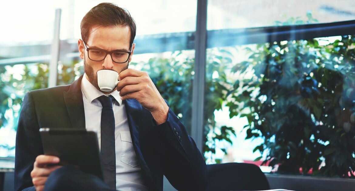 Фото 1. Бизнесмен за завтраком