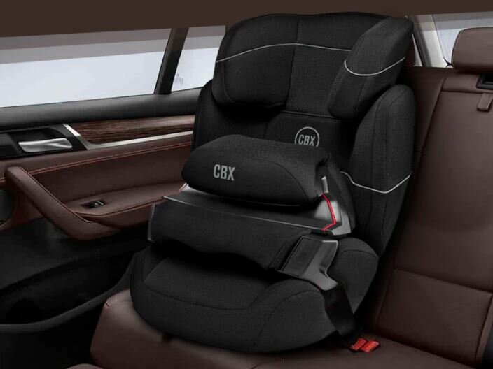 В отличие от любой другой возрастной группы детских автокресел, решения для новорожденных и малышей до года устанавливаются только против хода движения автомобиля. Эти конструкции называют автолюльками и они предполагают перевозку малышей в лежачем положении. Комплектация практически всех детских автокресел группы 0+ включает в себя рукоятку, позволяющую переносить детей прямо в люльке. Некоторые конфигурации также подразумевают возможность установки на колясочное шасси, что повышает удобство использования и не нарушает покой спящего младенца. Как выбрать автокресло для детей до 13 кг
Среди лучших предложений от ведущих мировых производителей есть удлиненные и укороченные варианты, выбор конкретной модели обусловлен особенностями кузова и ростом ребенка. Для обеспечения максимальной безопасности автокресло для детей до 13 кг устанавливают на заднем сиденье. Отлично, если это будет область за водителем, именно это место считается самым защищенным в кузове во время ДТП. 
Для хорошей фиксации желательно купить автокресла для детей до 13 кг и до 1 года, устанавливаемые и закрепляемые в салоне посредством системы Isofix. Такими конструкциями снабжено большинство современных автолюлек европейского производства. Для продукции американских или канадских брендов существуют свои стандарты, не уступающие, однако, в уровне безопасности своим европейским «собратьям». 
Детские автокресла до13 кг от ведущих производителей
Качественные автомобильные кресла изготавливаются в соответствии со стандартом ECE R44/04. Разработанный еще в 1992 году, этот норматив постоянно дорабатывается и обновляется благодаря регулярному проведению краш-тестов. Безопасность ребенка при условии его перевозки в сертифицированном на соответствие этому нормативу кресле повышается более чем в полтора раза.
По данным независимых экспертов и отзывам покупателей по параметру безопасности одними из самых надежных вариантов признаны решения MAXI COSI. Модели производства компании Dorel Industries, отличаются длительным сроком службы и прочностью. Однако есть у них и недостатки, связанные в основном с громоздкостью конструкции.
Широкий выбор моделей предлагает марка CHICCO, производимая холдингом Artsana Group, Италия. Производители выпускают продукцию для деток любого возраста, уделяя особое внимание следующим аспектам:
•	уровень безопасности малыша при резких маневрах или ДТП;
•	комфортабельность положения ребенка в люльке и эргономичность установки автокресла в автомобилях с любым типом кузова;
•	цены на свои предложения, в ассортименте бренда есть решения на любой бюджет.
Рейтинг детских автокресел группа 0+ (до 13 кг)
Одна из основных проблем в крупных городах связана с хроническими дорожными затруднениями. Характер движения в пробках повышает риск резких и очень опасных для позвоночника ребенка кивков головы. Поэтому качественные решения для самых маленьких обязательно предусматривают поддержку шеи малыша. 
Гарантированная безопасность для новорожденных характерна для моделей Maxi Cosi CabrioFix, Pebble Plus, Citi.
Стоимость проверенных автокресел для младенцев обычно довольно высока, однако ни одна сумма не стоит здоровья или жизни ребенка.