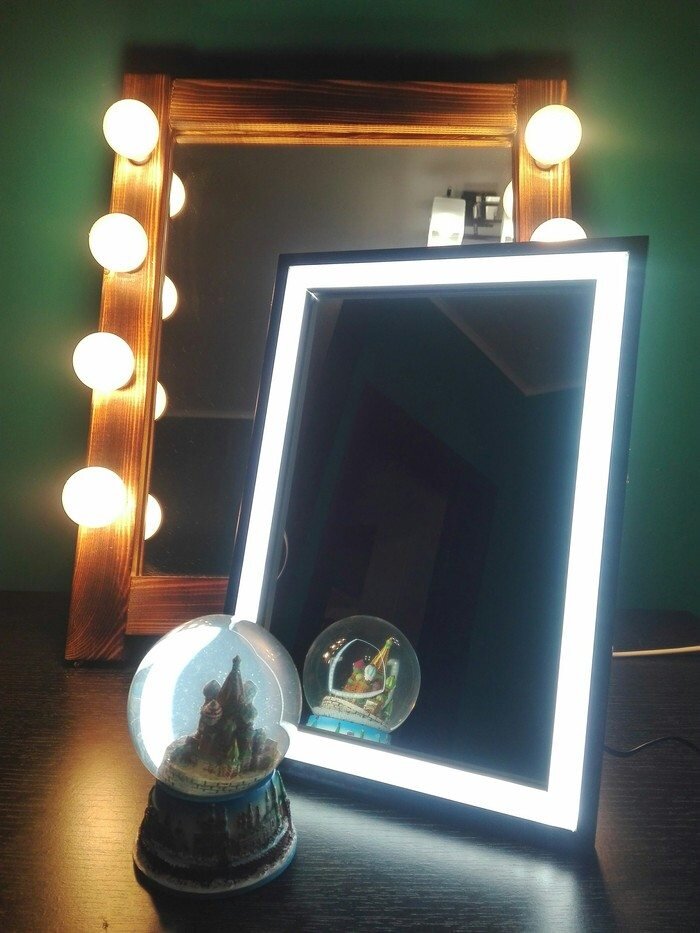 Гримерное зеркало с лампочками в декоративной раме