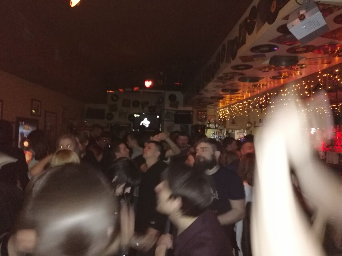 В Москве полно мест, где в пятницу и субботу вечером собираются девушки, которы не прочь познакомиться 