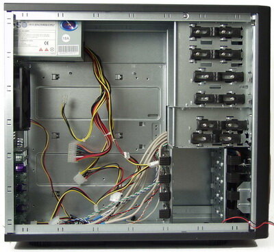 На этой фотографии мы видем  разобранный ПК который уже почищен.