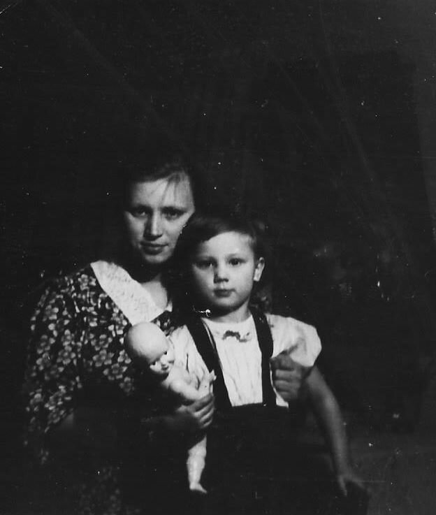 На фото я и моя мама.