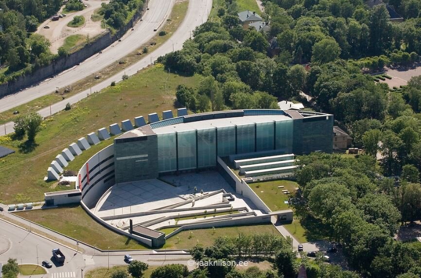 Здание музея построено по проекту"Circulos" финского архитектора по имени Пекка Вапаавуори. 